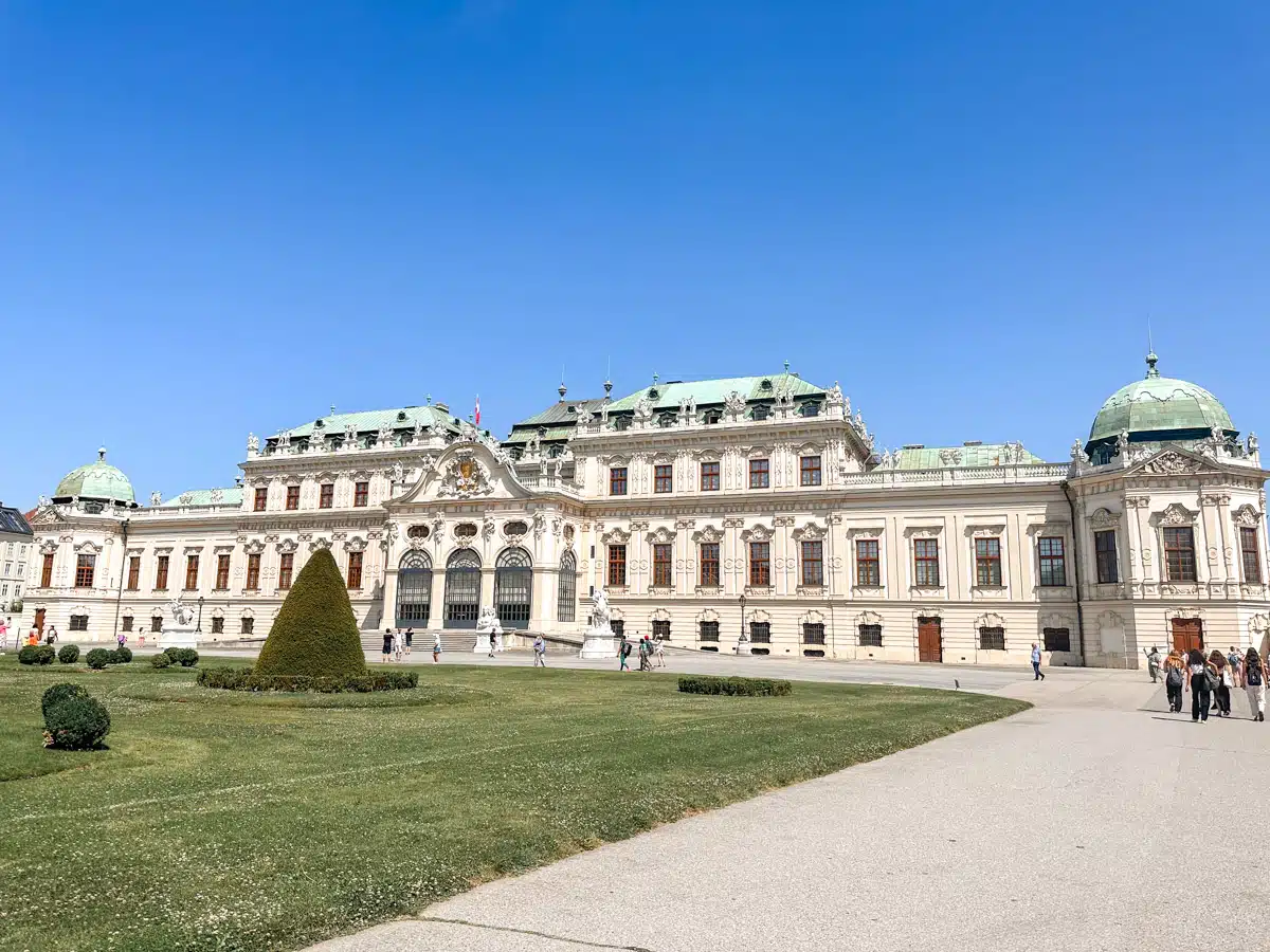 A picture of the Upper Belvedere Castle in Vienna in summer.