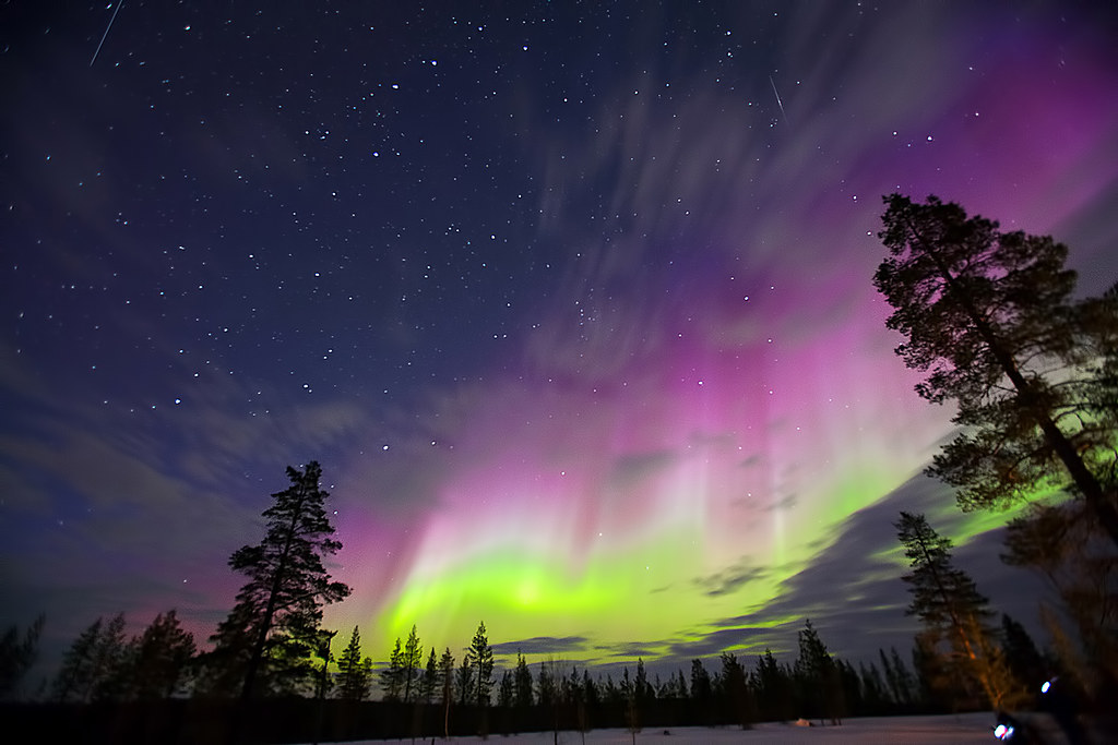 Northern Lights + 2 meteors - Finland